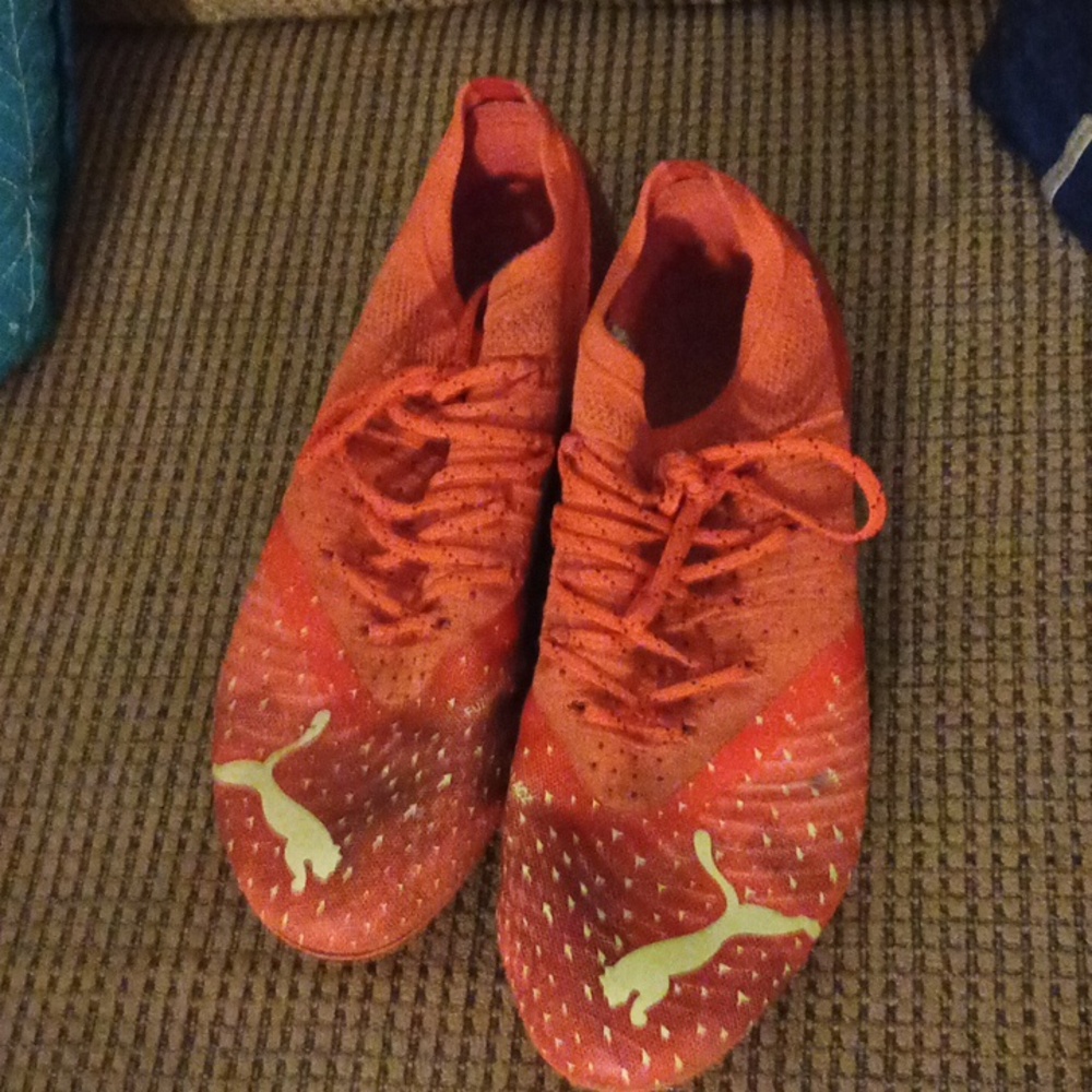 i’m selling a pair of soccer cleats. They are they Puma !! Us Size 9